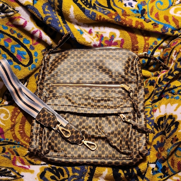 Modern + Chic Handbags - NWOT Modern + Chic Convertible Brielle Backpack